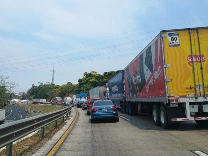 Largas filas por puesto de control migratorio generan retrasos en la Costera del Golfo