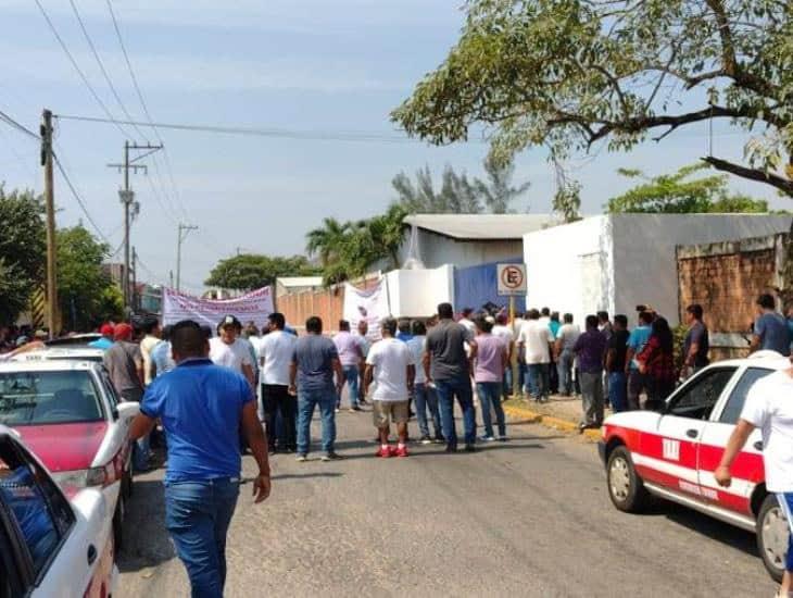 Taxistas de Cosolea realizan plantón frente al C-4; dicen no al transporte Chacalapa