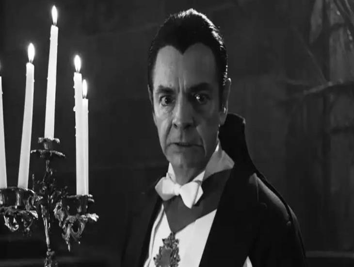 Así se ve Eugenio Derbez como Drácula en la serie Y llegaron de noche
