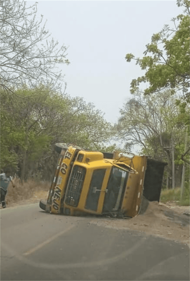 Volcadura de camión de carga interrumpe tráfico en carretera estatal Veracruz-Soledad de Doblado