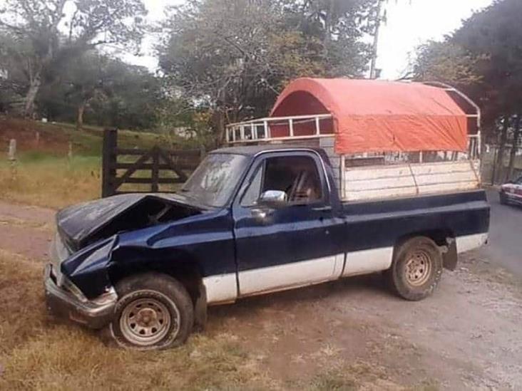 Camioneta pierde el control y choca contra un poste Naolinco