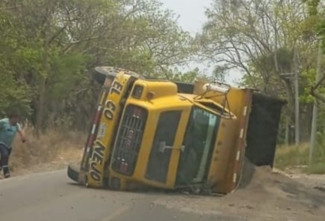 Volcadura de camión de carga interrumpe tráfico en carretera estatal Veracruz-Soledad de Doblado