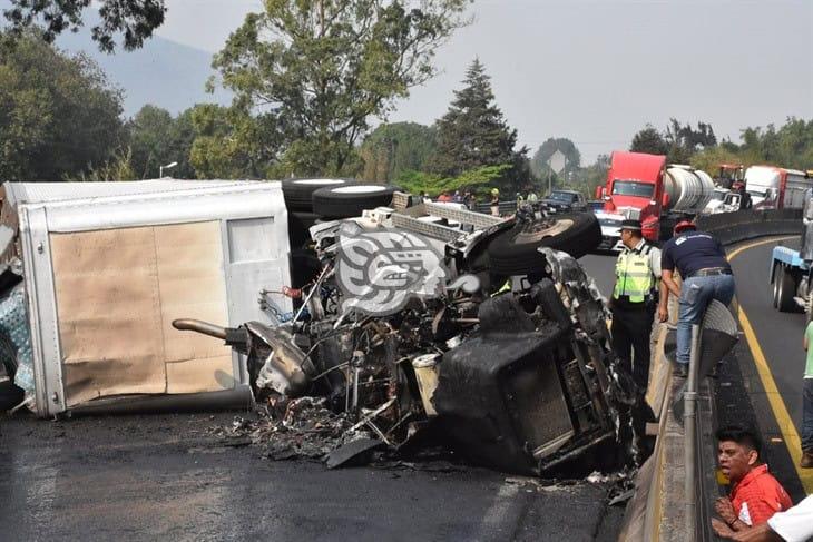 Volcadura de tráiler impacta a camioneta familiar en Nogales; conductor huye