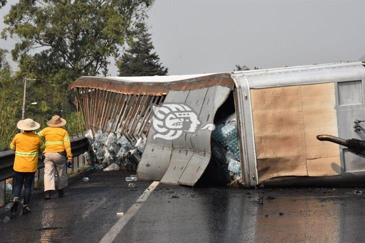 Volcadura de tráiler impacta a camioneta familiar en Nogales; conductor huye