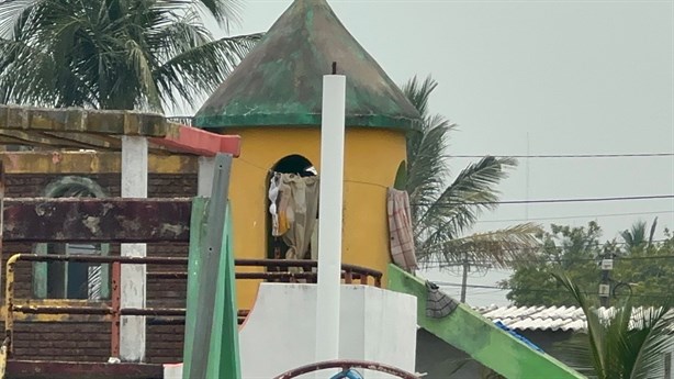 Parque infantil se convierte en hogar de indigentes y migrantes; una pareja se adueñó del Castillo