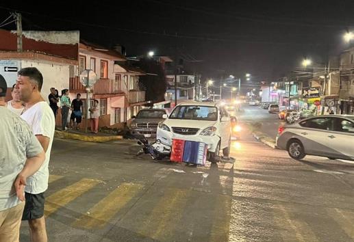 Se registra choque entre motociclista y auto en Xalapa