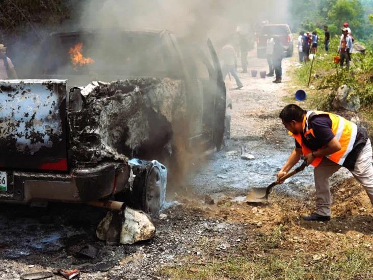 Incendio arrasa con camioneta en Ixhuatlán del Café; hay dos lesionados