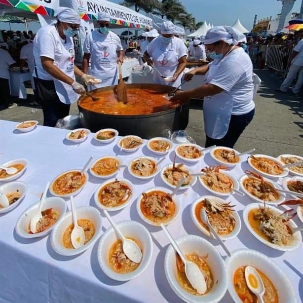 Este día podrás degustar del Arroz a la tumbada más grande del mundo que se prepara en Veracruz