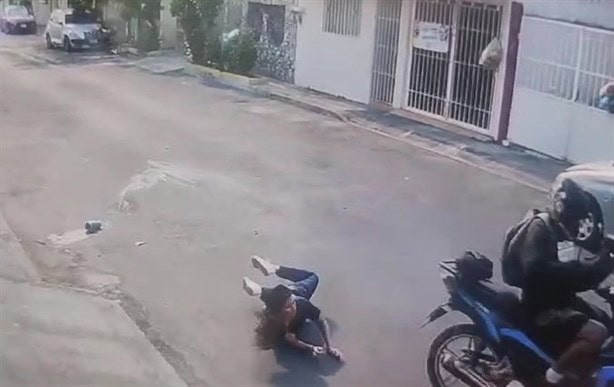 Exhiben a motociclista que arrastró a estudiante para robarle su mochila en El Coyol, Veracruz | VIDEO