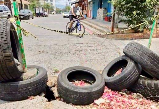 Nadie atiende socavones en calles de Poza Rica