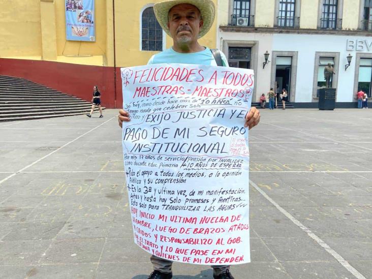 Nada que celebrar hoy, lamenta maestro veracruzano y reanuda huelga