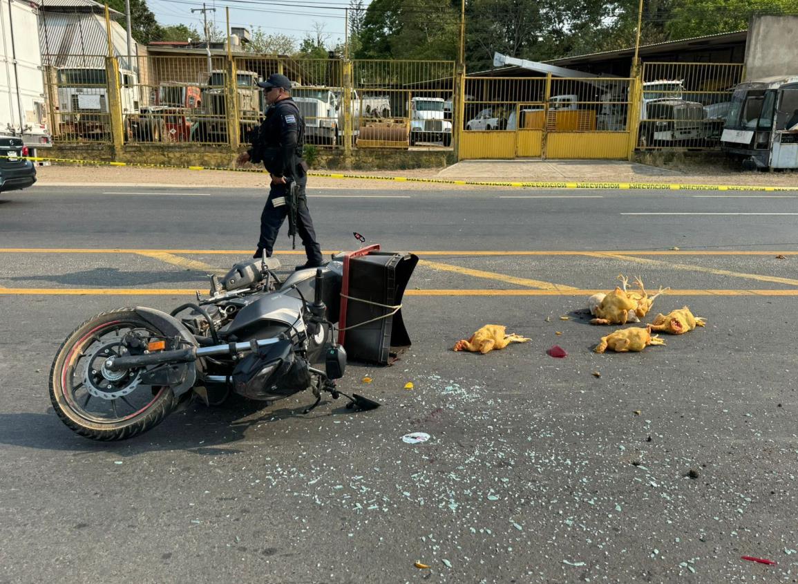 Moto repartidor termina gravemente herido tras chocar contra taxi en la Transístmica
