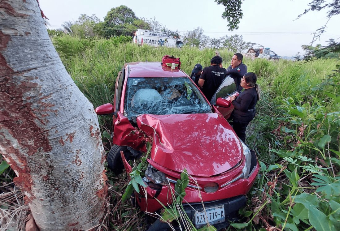 Accidente en carretera Costera del Golfo: Conductora herida tras chocar contra árbol