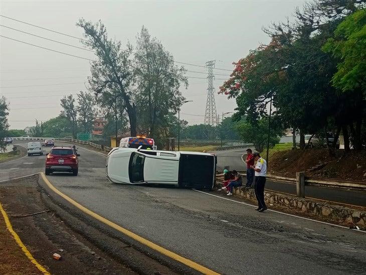 Vuelca camioneta familiar en el Trébol de Escamela en Orizaba