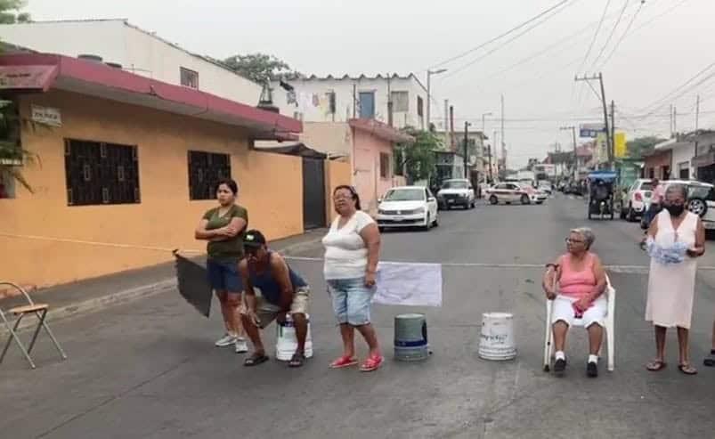 ¡No quieren pipas! Vecinos bloquean la avenida Yáñez por falta de agua