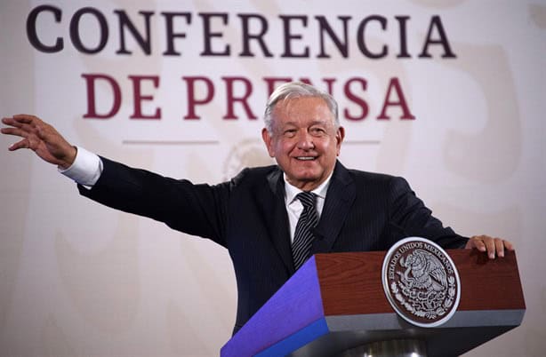 AMLO anuncia diez por ciento anual de incremento a maestros