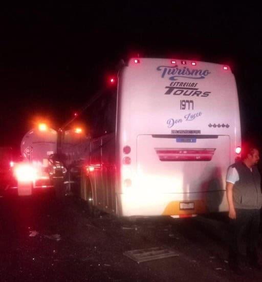 Fuerte accidente entre autobús de turismo y tráiler deja 4 lesionados en Maltrata