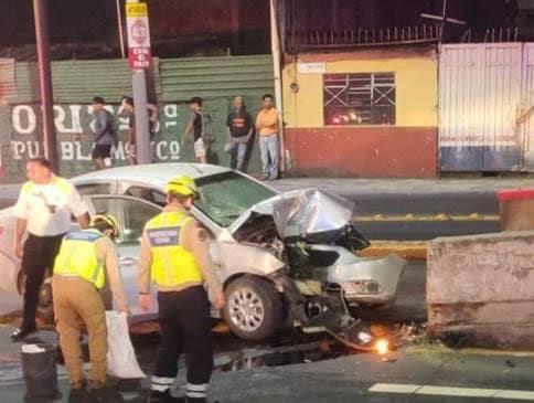 Auto se impacta contra base del Puente Atirantado de Orizaba; ¿qué pasó?