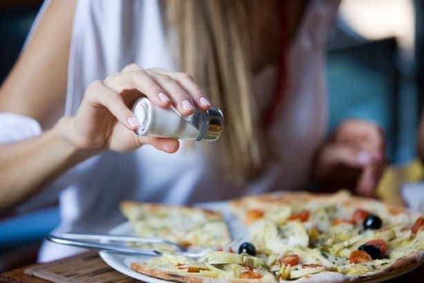 ¿Te gusta ponerle sal a la comida? Esto le pasará a tu cuerpo si te excedes