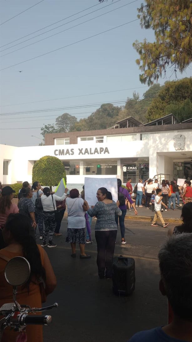 En esta colonia de Xalapa llevan 1 mes sin agua; están hartos de promesas de Ahued