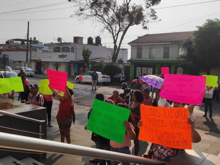 En esta colonia de Xalapa llevan 1 mes sin agua; están hartos de promesas de Ahued