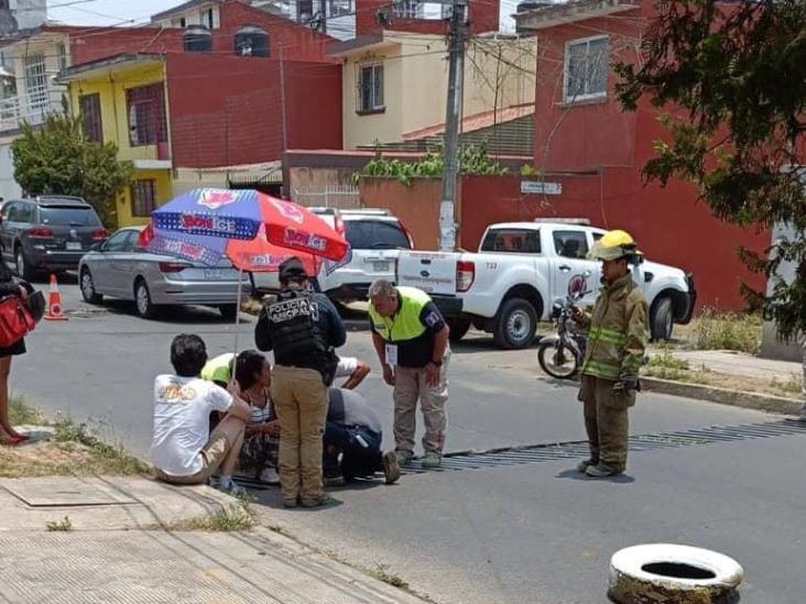 Joven se queda atorada en alcantarilla en colonia de Xalapa