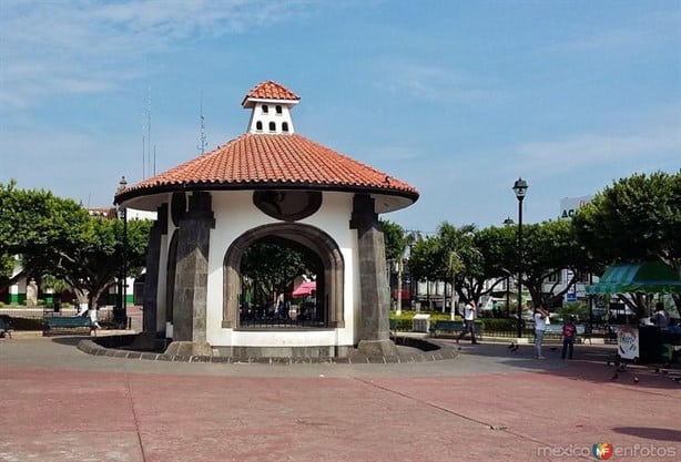 Así ha cambiado a lo largo del tiempo el kiosko del parque Benito Juárez de Acayucan | FOTOS