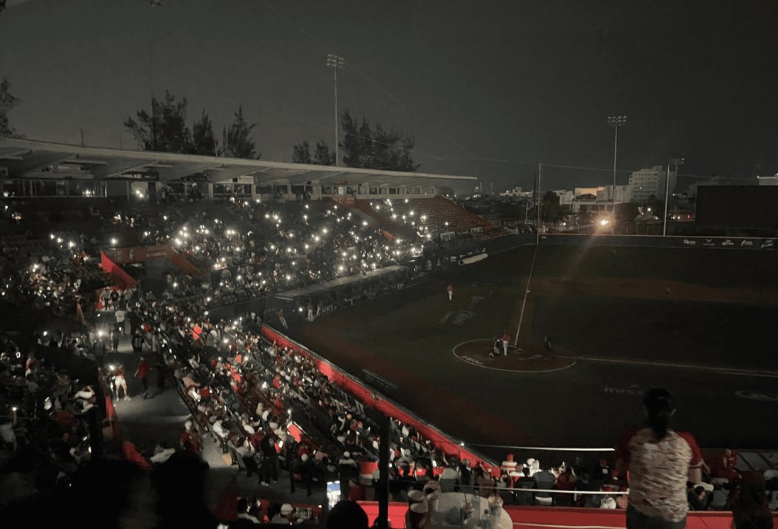 Apagón afecta partido de beisbol en el estadio Beto Ávila, en Boca del Río