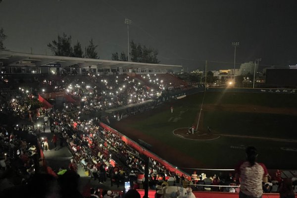 Apagón afecta partido de beisbol en el estadio Beto Ávila, en Boca del Río