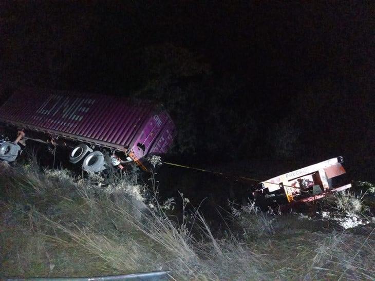 Trágico accidente entre tráiler y auto en el libramiento Xalapa-Miradores; hay tres heridos y un fallecido 