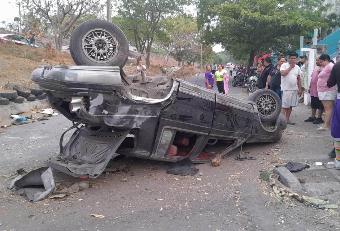 Madre salva a su hija de ser impactada por auto en Colinas de Santa Fe | VIDEO