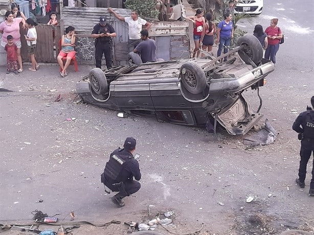 Madre salva a su hija de ser impactada por auto en Colinas de Santa Fe | VIDEO