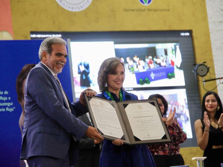 Recibe María Rojo Doctorado Honoris Causa por la Universidad Veracruzana