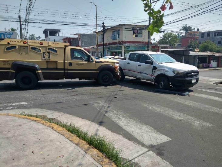 Camionetas protagonizan choque en Fortín; hay dos lesionados