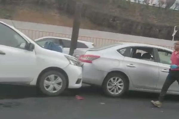 ¡Carambolazo! Camión de carga ocasiona choque múltiple en avenida Lázaro Cárdenas de Xalapa