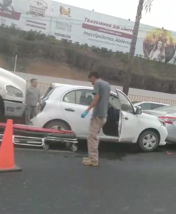 ¡Carambolazo! Camión de carga ocasiona choque múltiple en avenida Lázaro Cárdenas de Xalapa