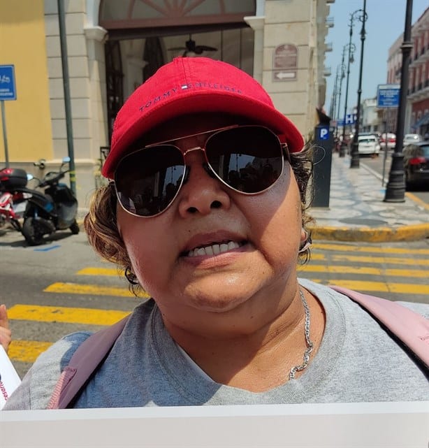 Colectivos colocan folletos y lonas de desaparecidos en calles del centro de Veracruz