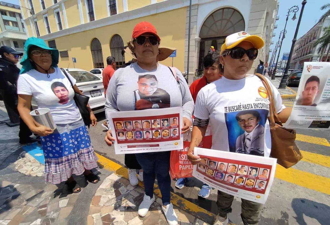Colectivos colocan folletos y lonas de desaparecidos en calles del centro de Veracruz