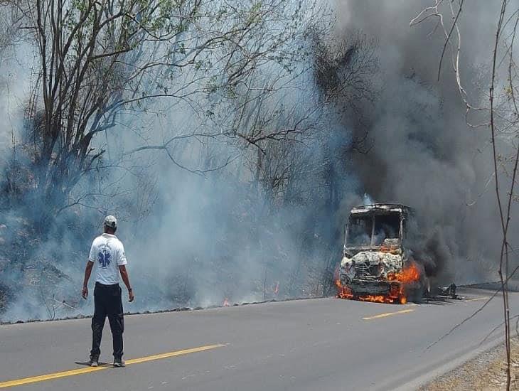 Camión de pasajeros de Veracruz se incendia en Actopan