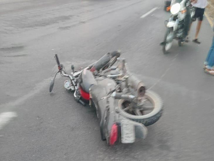 Motociclista termina con lesiones tras derrapara en Puente Nacional