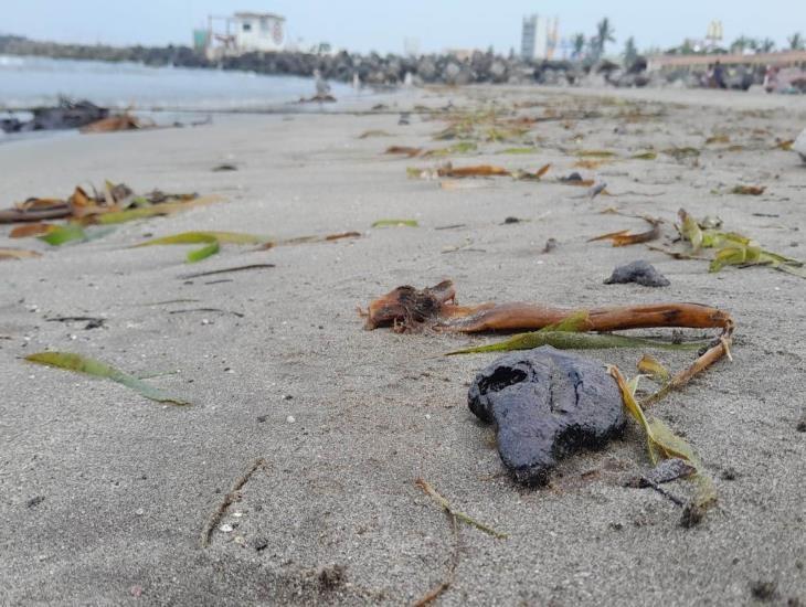 Pescadores de Veracruz son afectados por chapopote en mar y playas