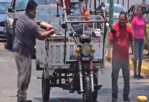 Viralizan video de un hombre apagando incendio ¡con Coca Cola!