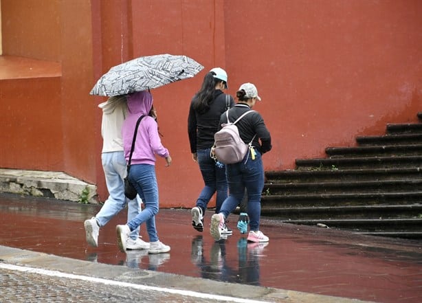 Frente frío y posible ciclón intensificarán lluvias este fin de semana; checa en qué estados