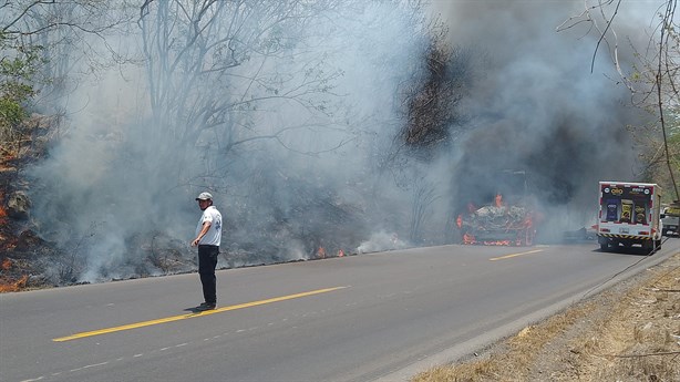 Camión de pasajeros de Veracruz se incendia en Actopan