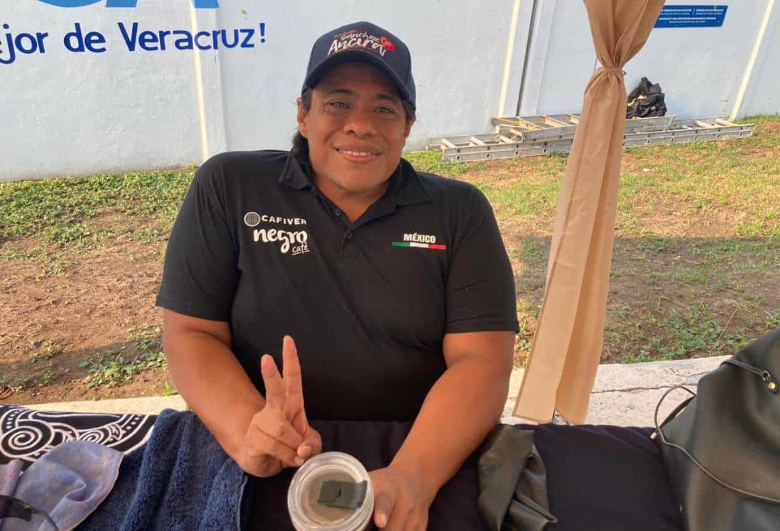 El atleta Omar Osorio dio inicio a reto excepcional: nadar 12 horas continuas en Veracruz