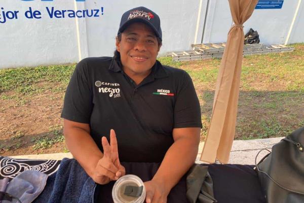 El atleta Omar Osorio dio inicio a reto excepcional: nadar 12 horas continuas en Veracruz