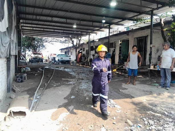 Incendio amenazó con quemar taller mecánico en Veracruz | VIDEO