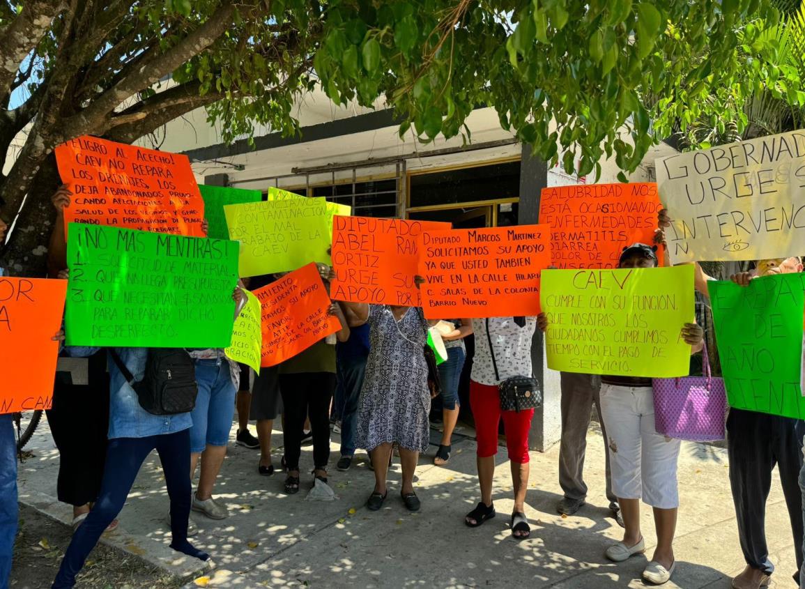 Cansados de olores fétidos, vecinos del barrio Nuevo protestan contra CAEV en Acayucan 