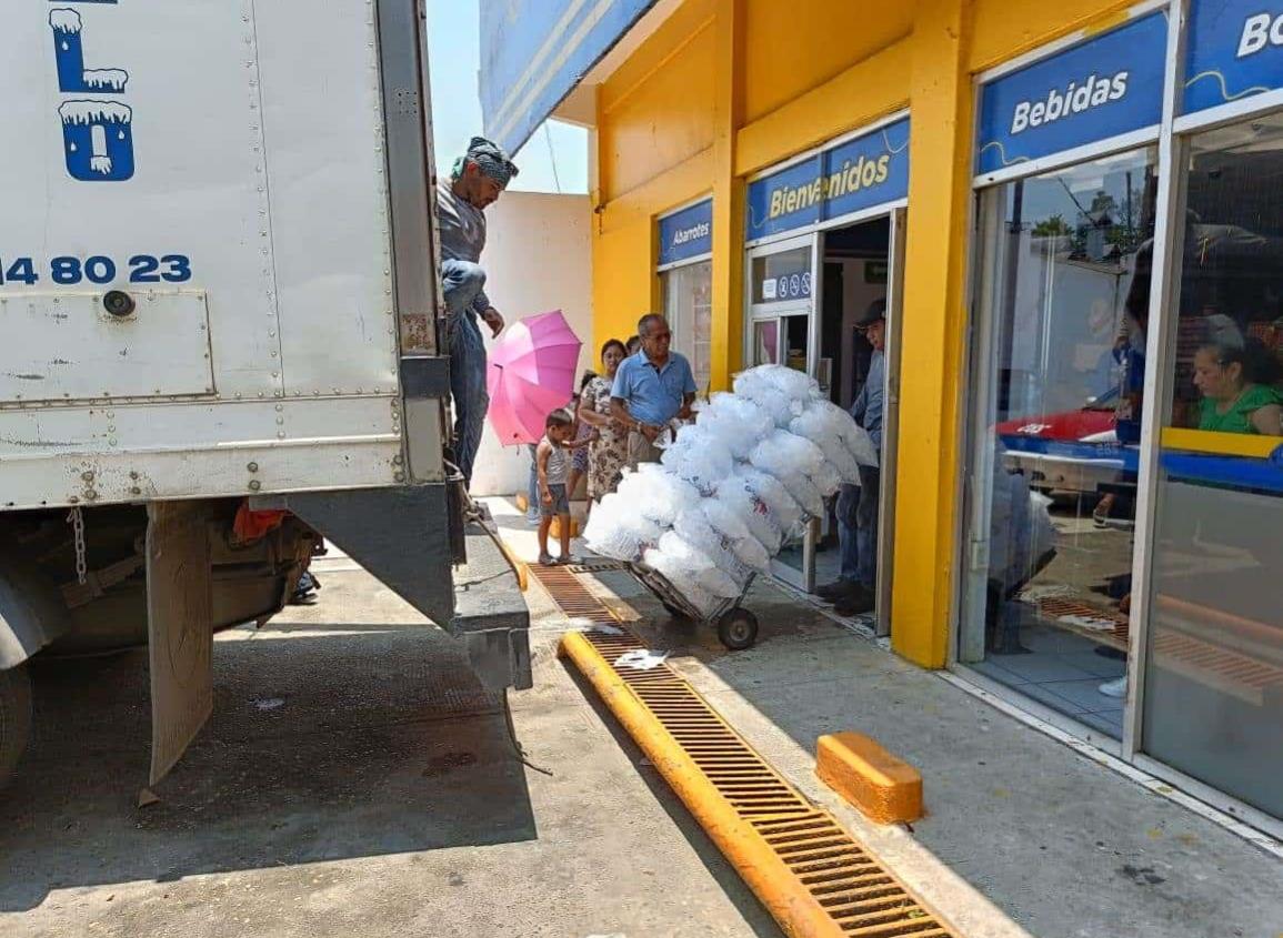 Tras escasez de hielo, pobladores hacen fila en Moloacán para conseguirlo