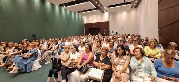 Se reúne la senadora Beatriz Paredes con más de 200 mujeres en Boca del Río